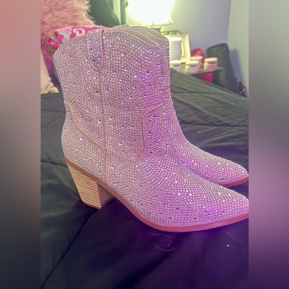NWOT-Women’s Ivory Rhinestone Boots